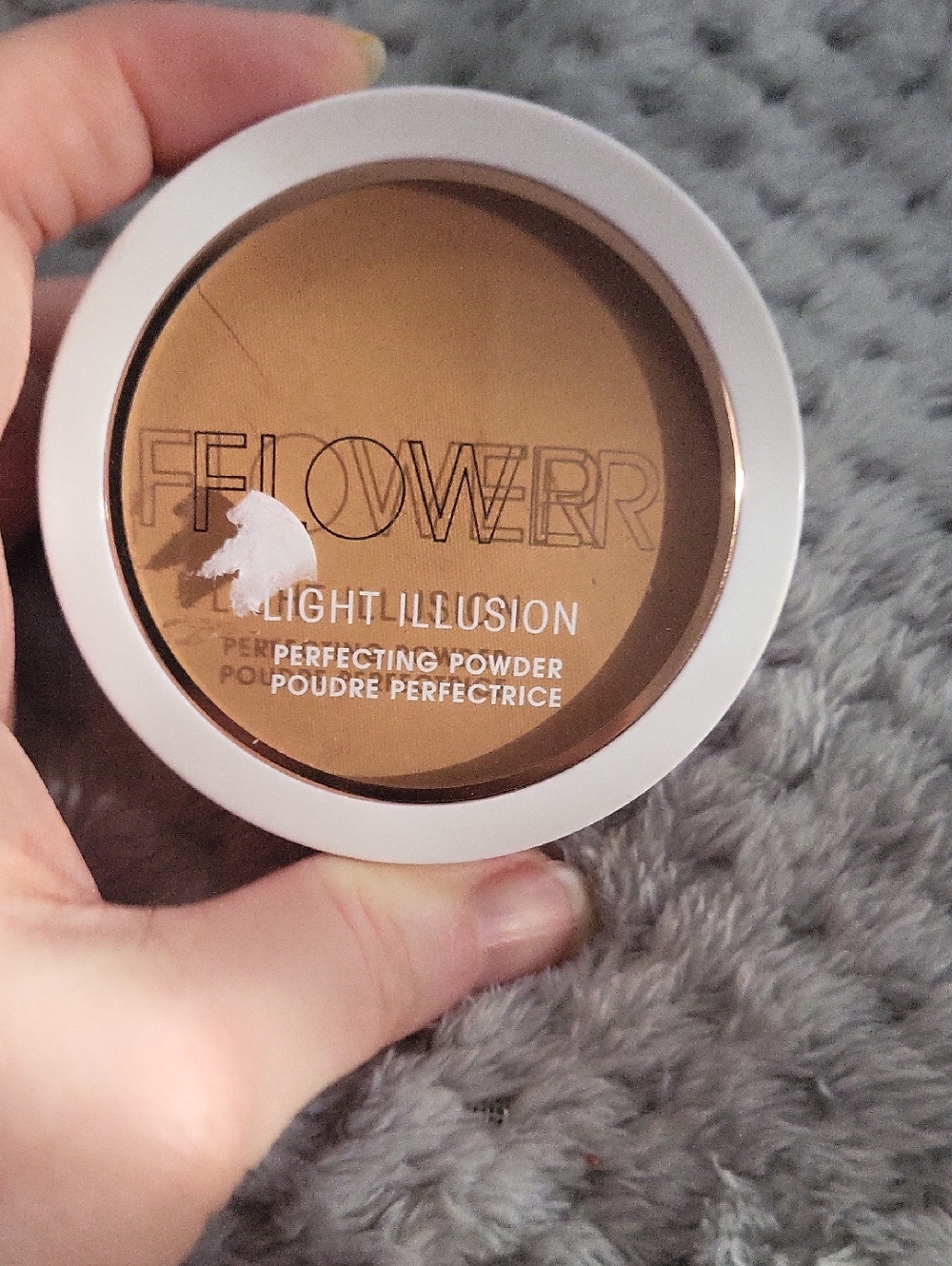 New Flower By Drew Light Illusion Perfecting Powder in Caramel‎